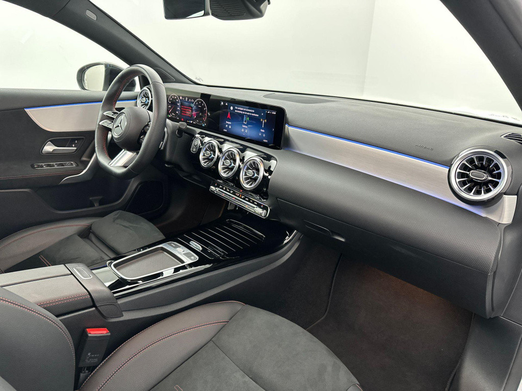 Mercedes-Benz A-Klasse 200 amg premium pano acc sfeer camera