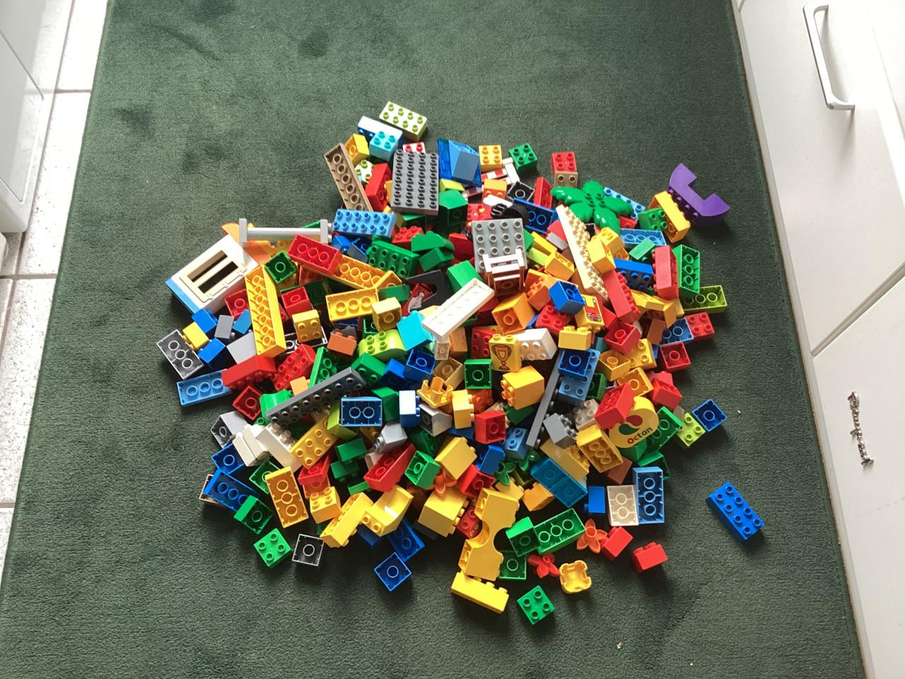 Heel veel LEGO. Duplo.       Verschillende blokken in vele kleuren.