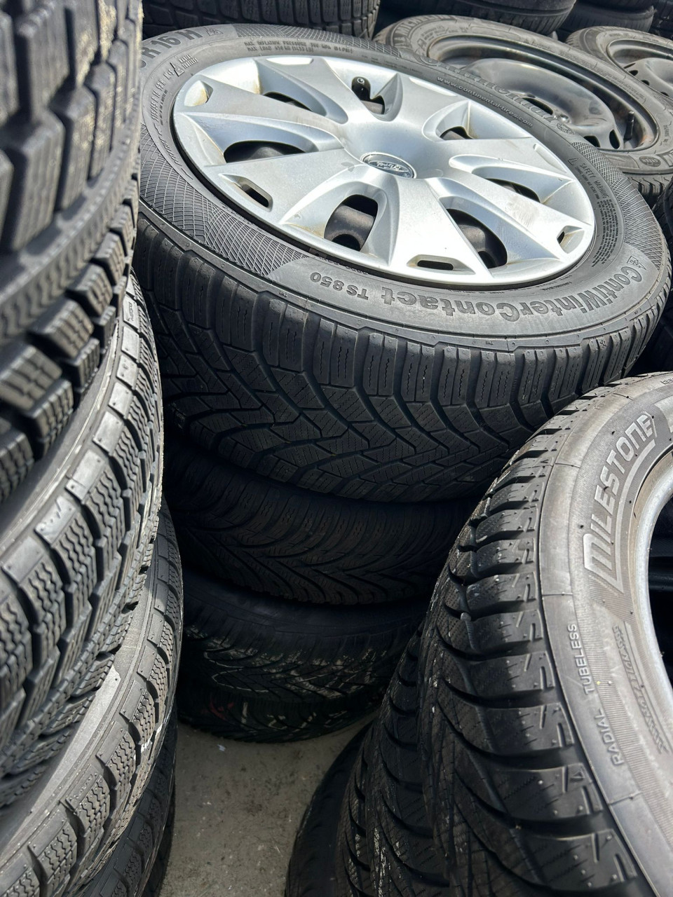 FORD STALEN VELGEN MET MOOIE WIELDOPPEN