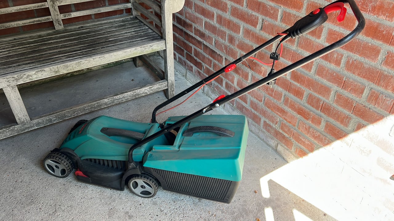 Klok en grasmaaier
