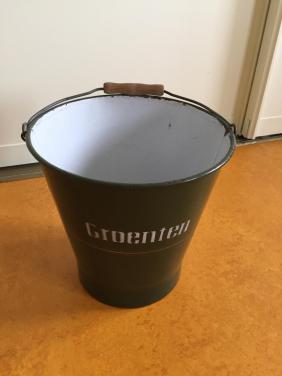 Groene, emaille emmer met hengsel