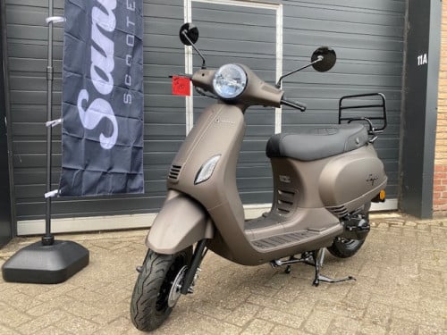 Aanbieding nieuwe ful option vespa look santini capri scooters nu 1899 euro