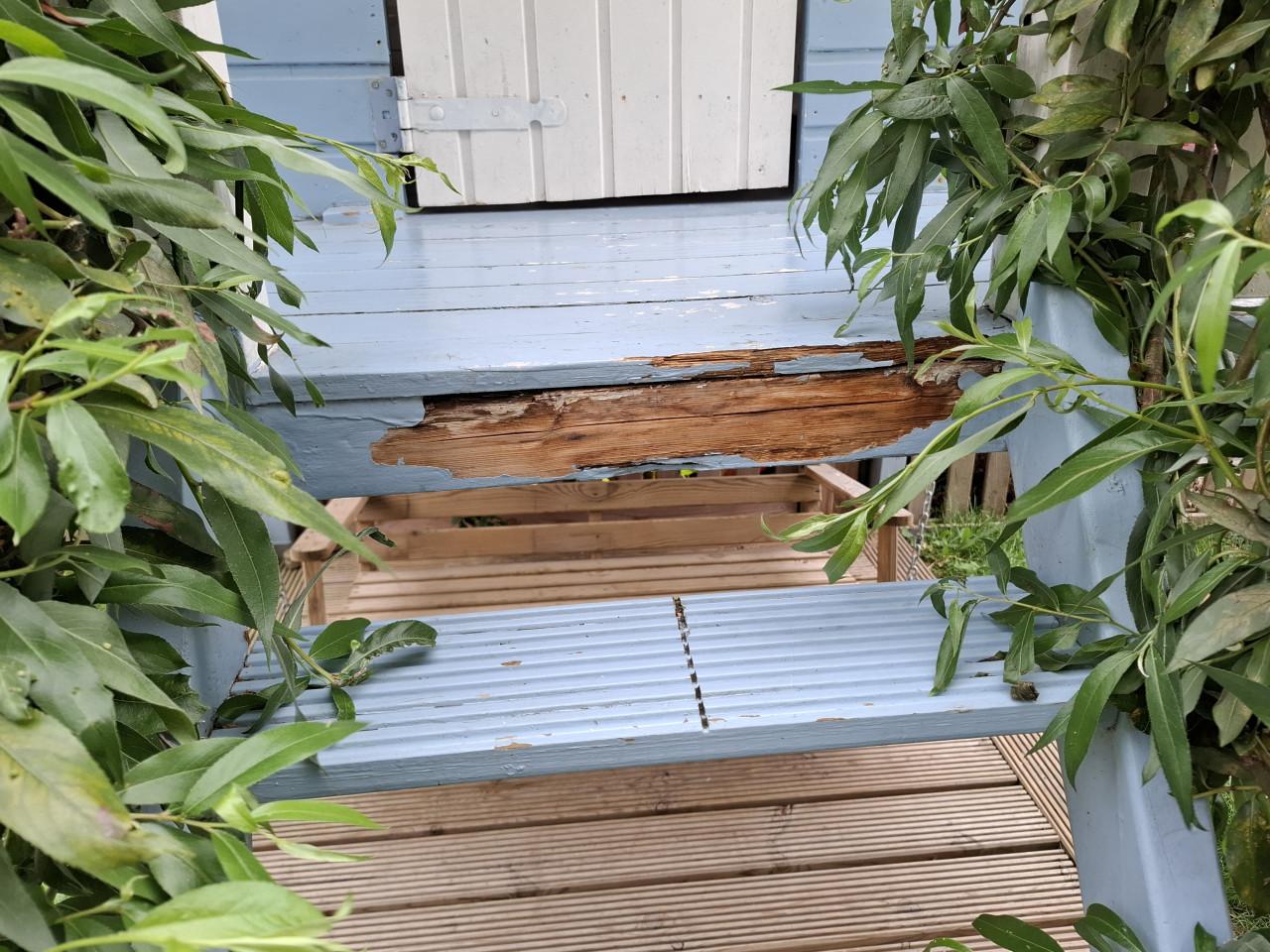 Houten speelhuisje met glijbaan (zonder schommelbank)