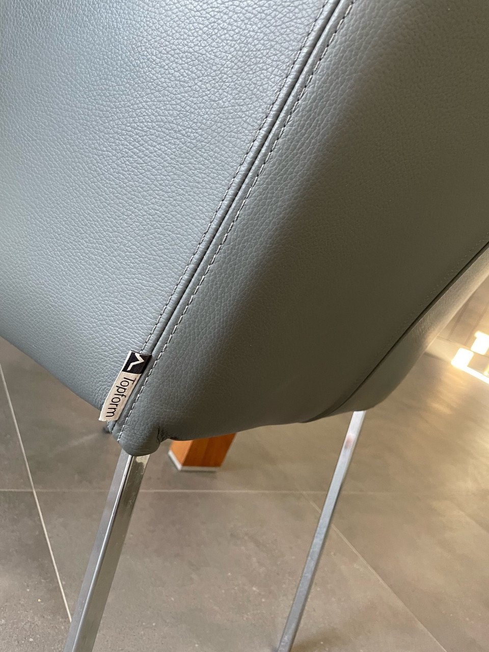 Eetkamertafel Oasis notenlak met 6 leren stoelen Topform