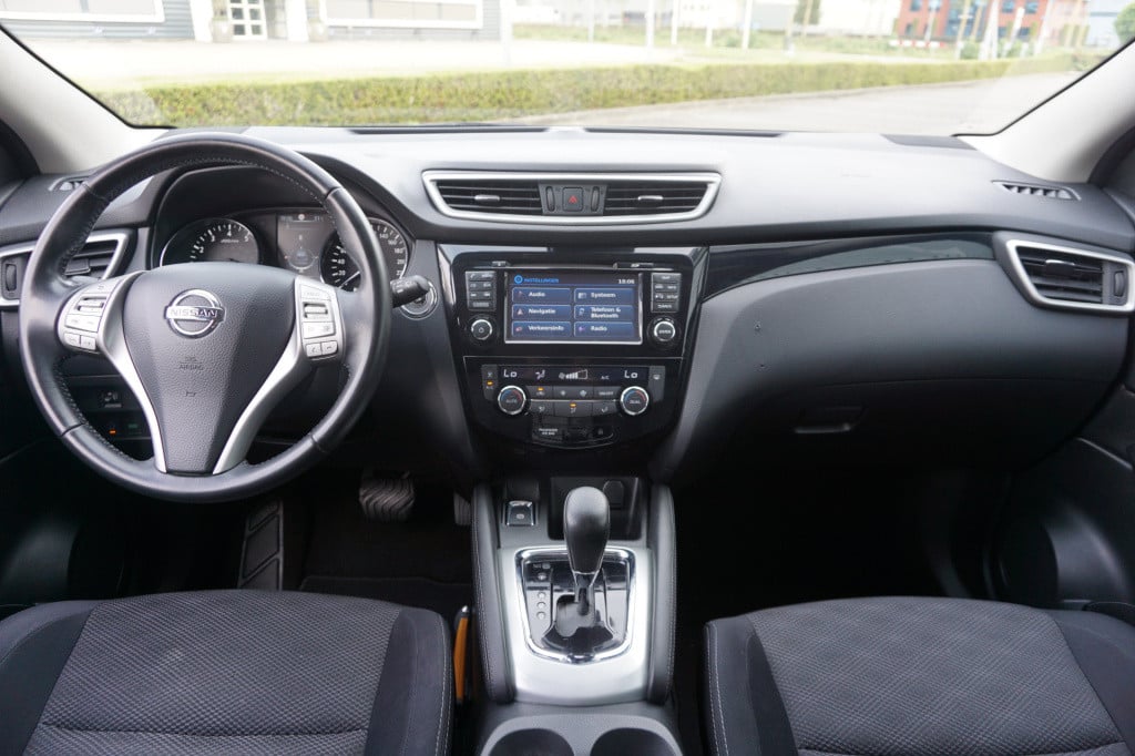 Nissan Qashqai 1.2 n-connecta airco / navi / camera / cruise / pano / trekh