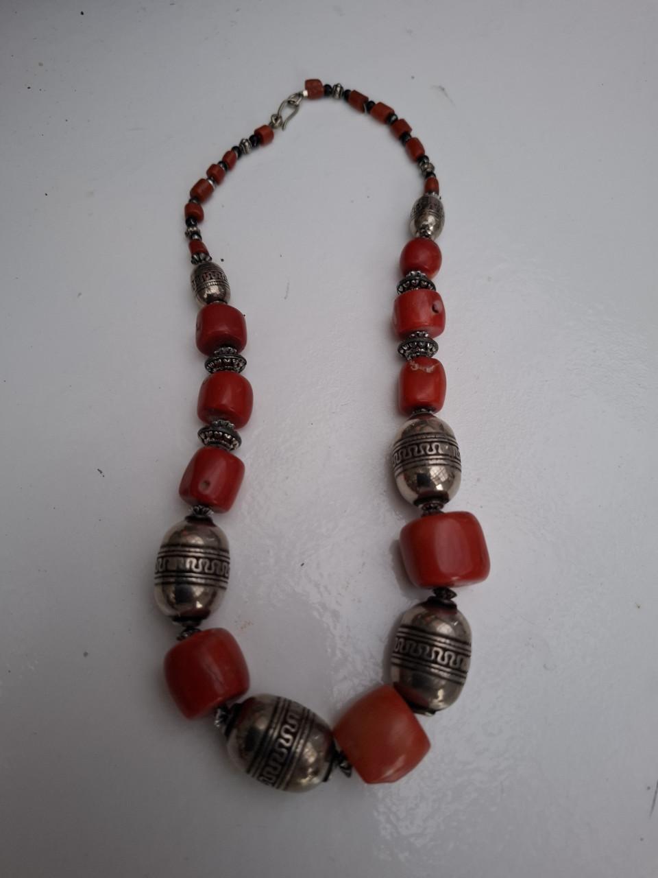 Bohemian Statement Ketting – Koraal & Balinees Design – 83 gram