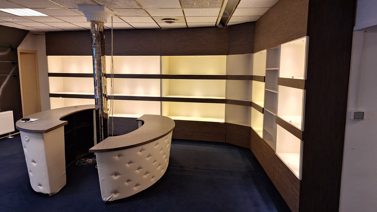 XXL kastenwand met verlichting, kleppen en lades – luxe uitstraling