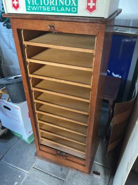 Ladenkast met roldeur