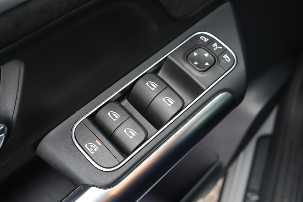 Mercedes-Benz Gla-klasse 180 amg line i 2025 i panorama dak i manufaktur al