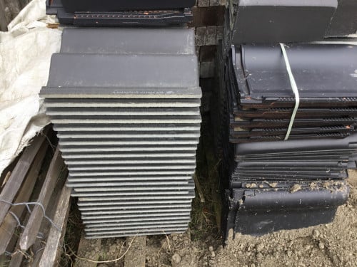 70 stuks betonpannen antraciet en 10 stuks keramische pannen (beide nieuw).