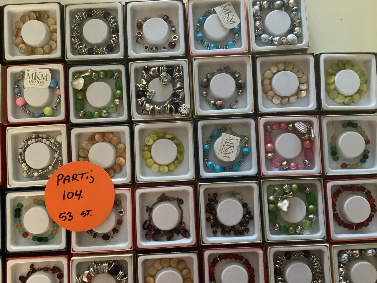 Partij leuke armbandjes in mooi verkoop doosje. ( partij 104)