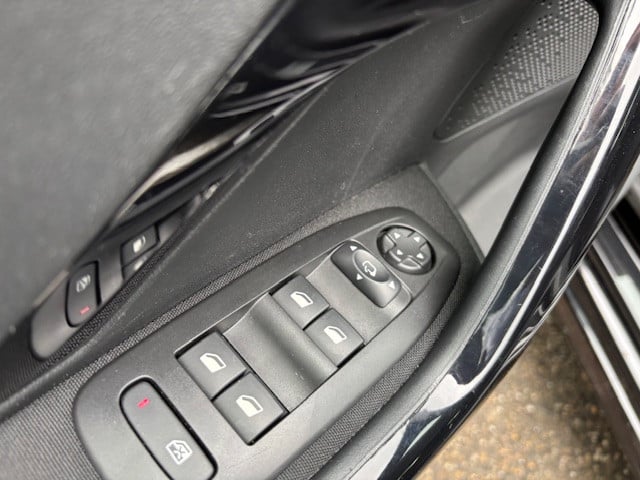 Peugeot 208 blue l. allure 1.2 pt-82pk | navigatie & bluetooth & applecarpl