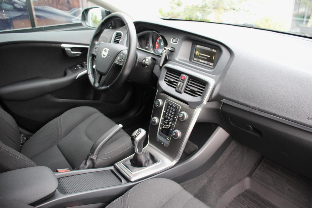 Volvo V40 1.6 t2 you! inc btw - xenon - cruise - pdc - high perf audio - de