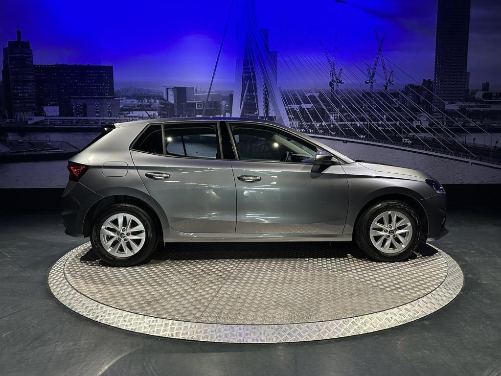 Skoda Fabia 1.0 tsi business edition *camera*pdc*winterpack*app*navi*