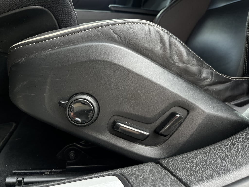 Volvo S60 2.0 t5 r-design | pano | pilot assist | head-up | carplay | stuur