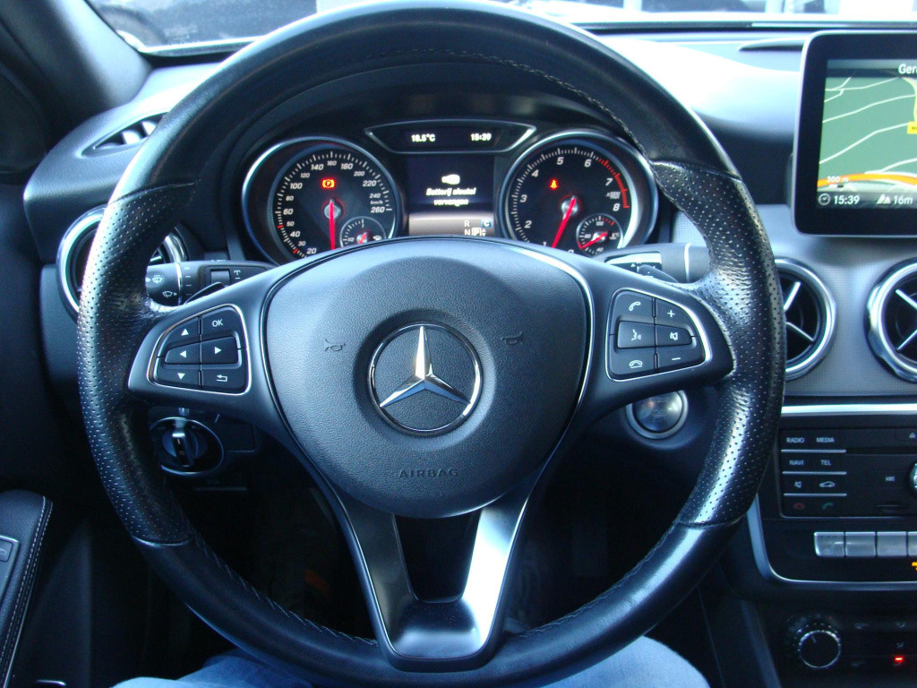 Mercedes-Benz Gla-klasse 180 premium urban