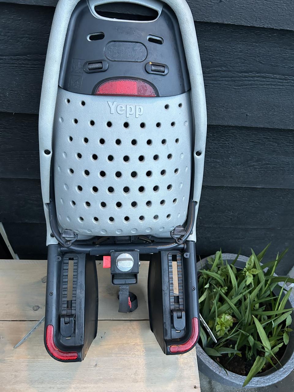 Yepp fietsstoeltje - Grijs met adapter voor op bagagedrager