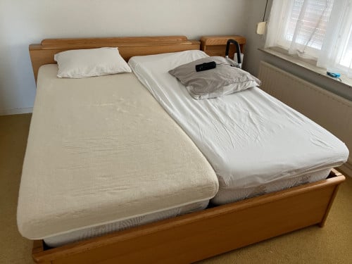 Tweepersoonsbed met electrische lattenbodems