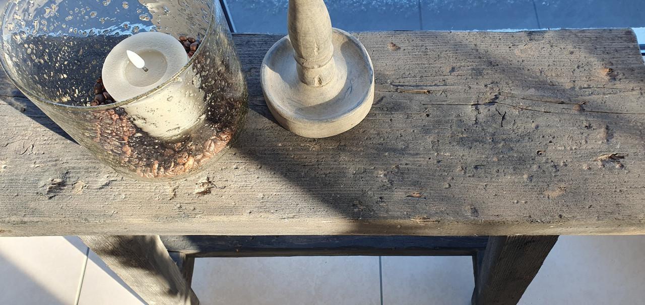 Oud houten bankje leuk ter decoratie