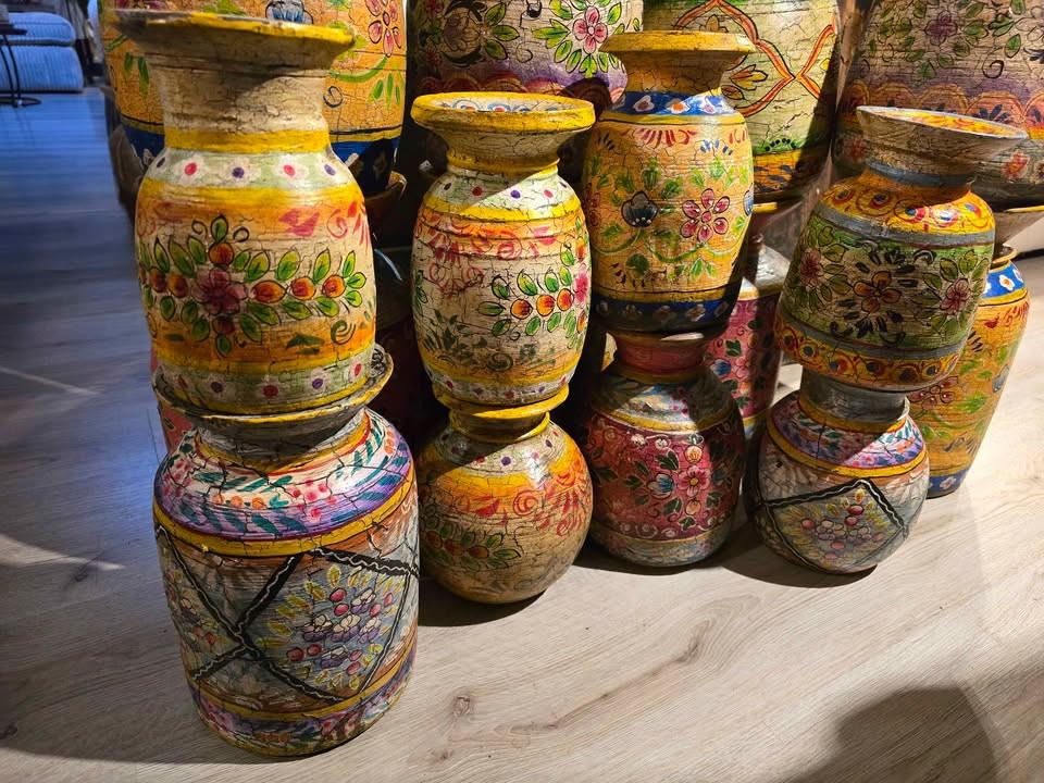 SCHITTERENDE DECO, TAFELTJES, KRUKJES, BANKEN, TEGEN AANTREKKELIJKE PRIJS