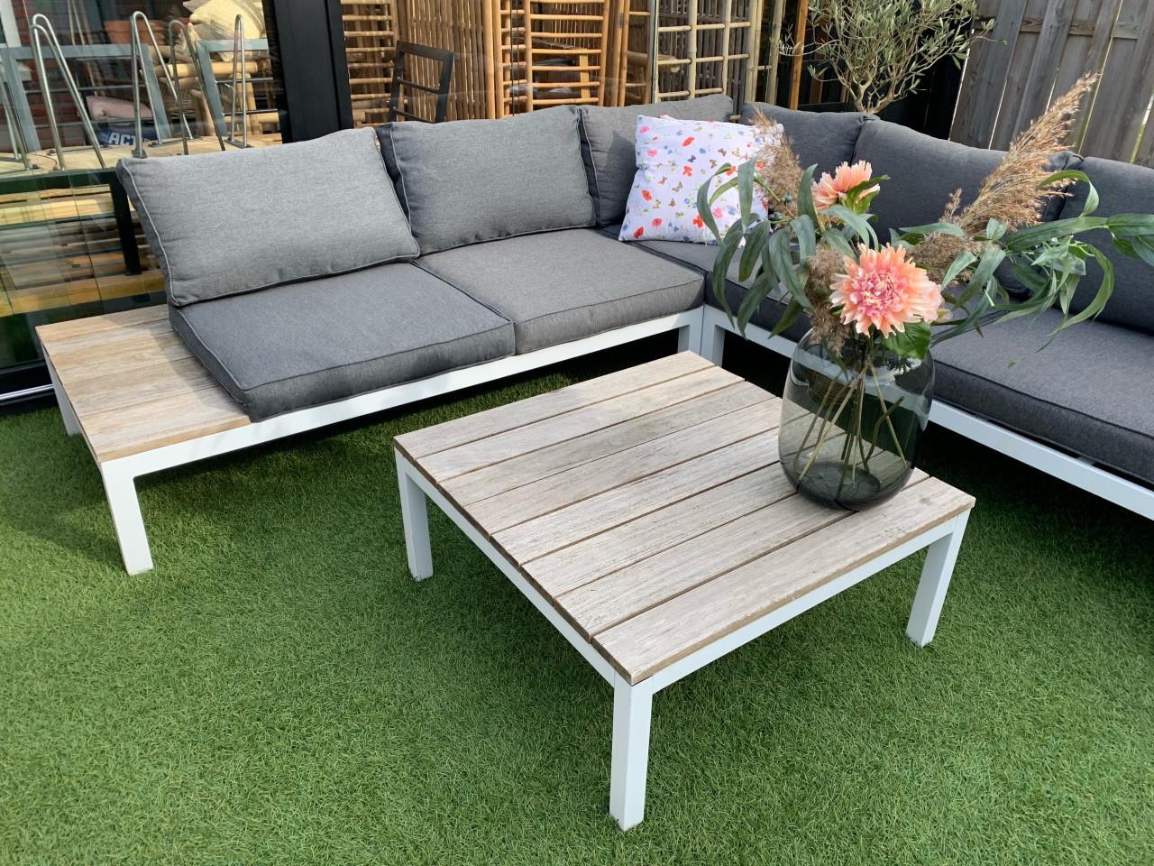 Wit Alminium loungset met hout, kussens en tafel.