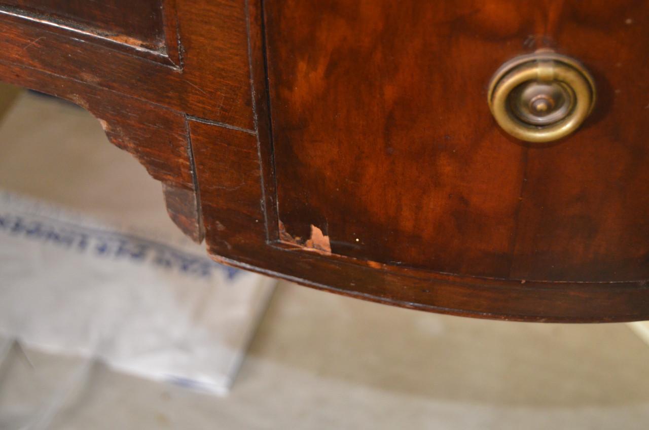 Antiek bureautje waar wat werk aan zit, niks ernstigs t.e.a.b.