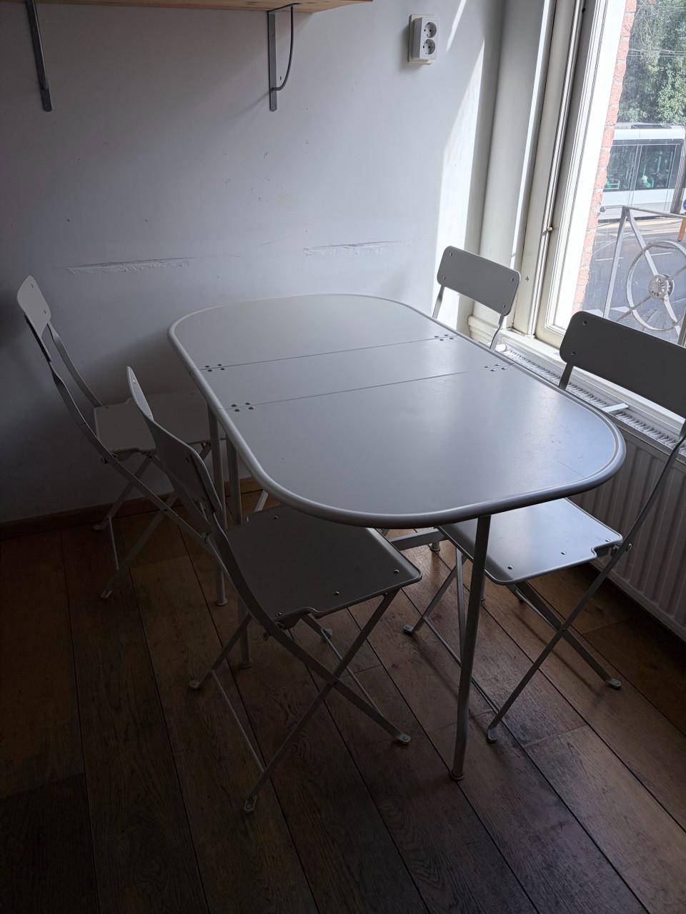Tafel inklapbaar met klapstoelen