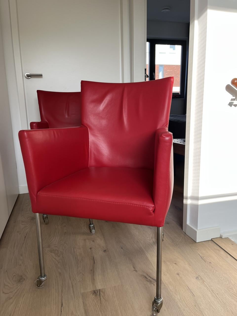 Twee Creafort fauteuils rood leder