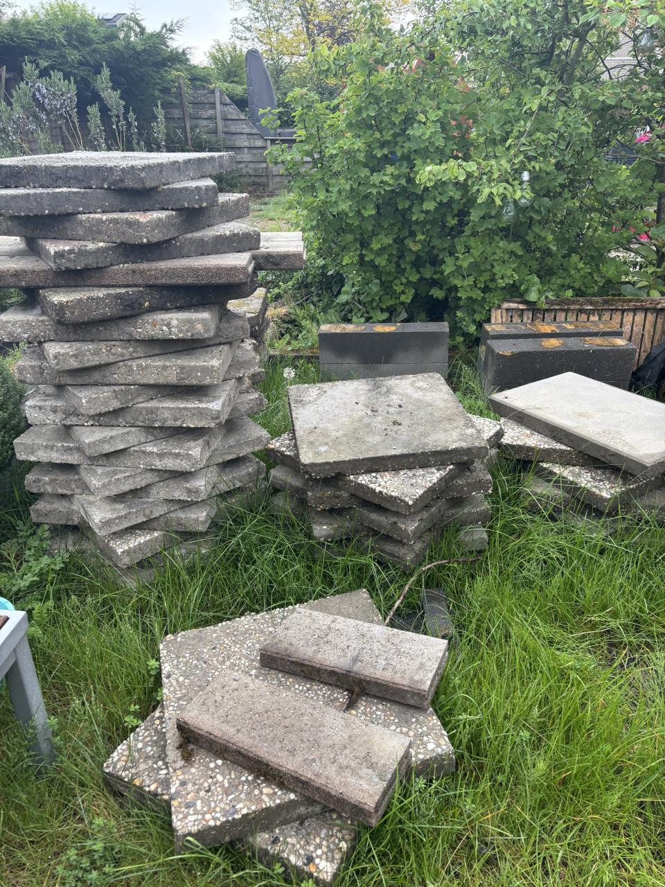 Tegels (+-25m2) 50,- vergoeding bij ophalen