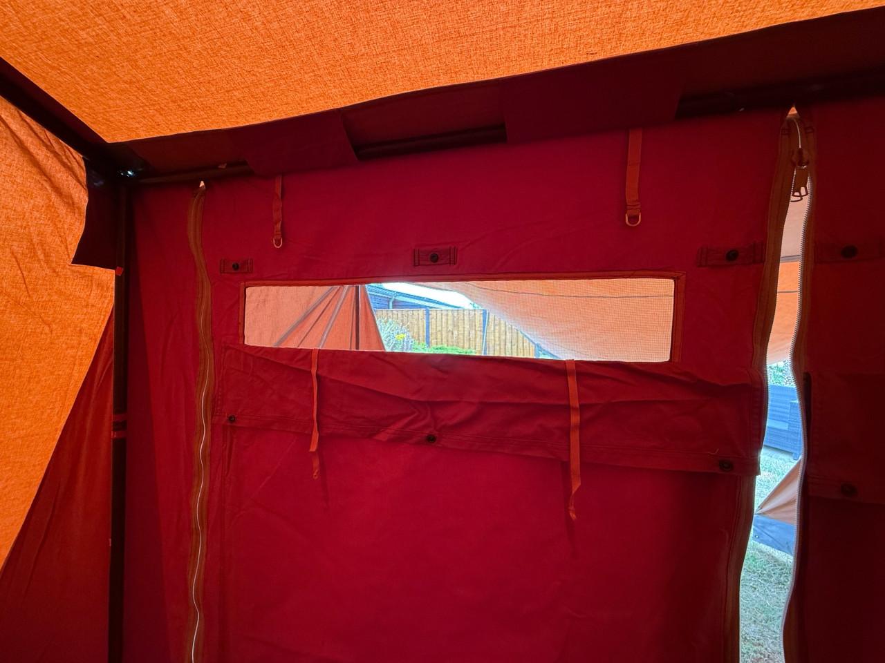 De waard tent vergrote zilvermeeuw met dicht te ritsen luifel
