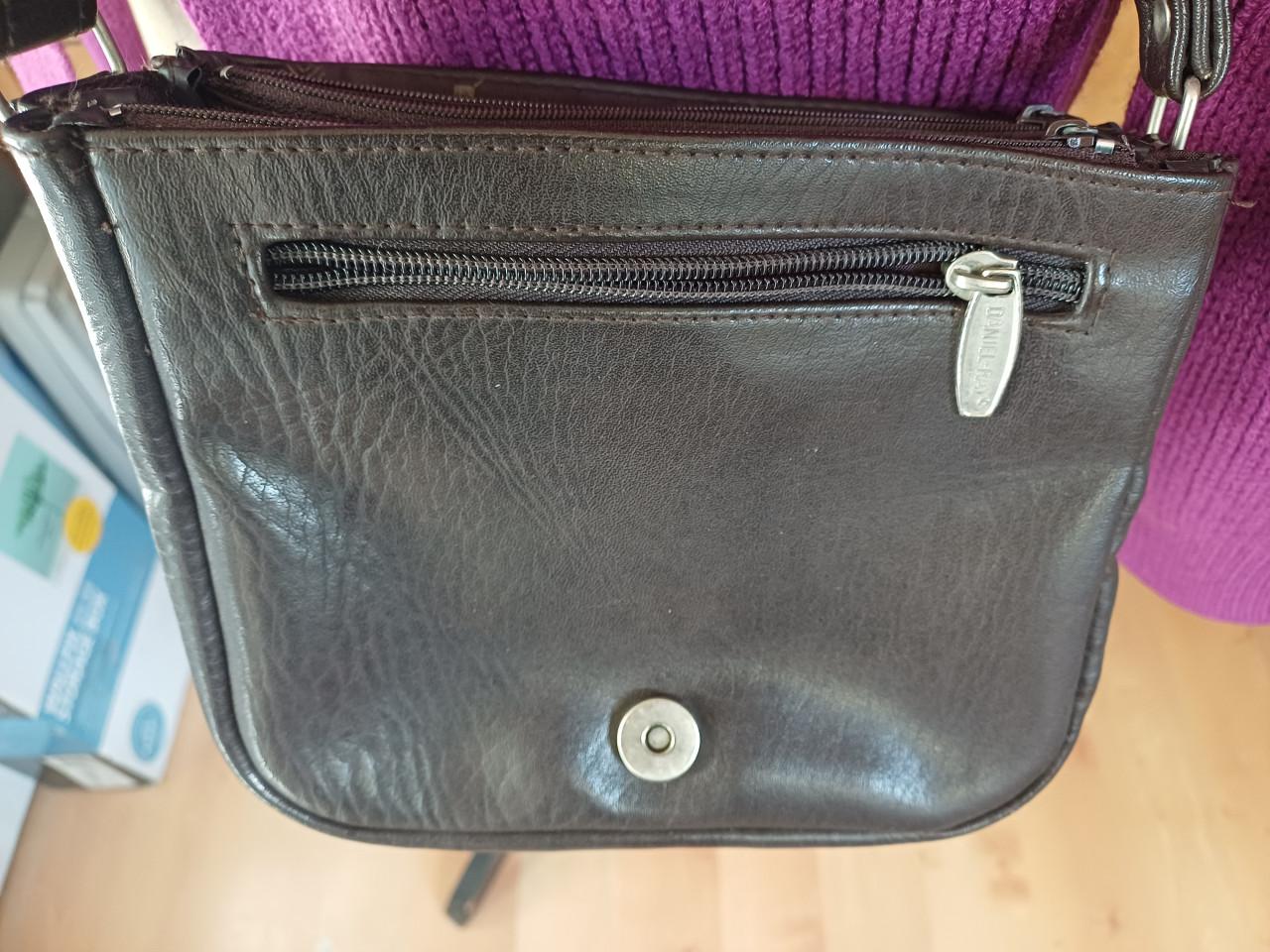 Praktisch schoudertasje, leuk formaat donkerbruin PU leer