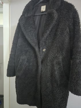Een gevoerde jas van zacht teddy met een kraag. H&M Logg Maat XS