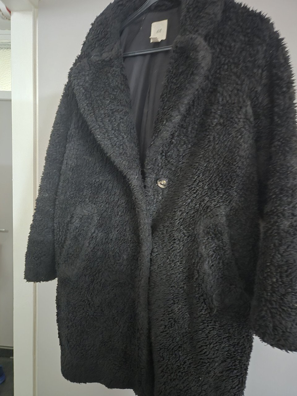 Een gevoerde jas van zacht teddy met een kraag. H&M Logg Maat XS