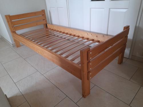 Massief houten bed 80 x 200 (in goede staat)