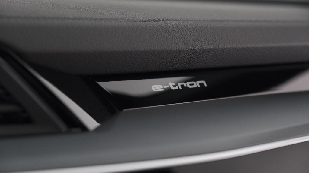 Audi E-tron sportback 55 quattro s edition 95 kwh 408 pk| head-up display |