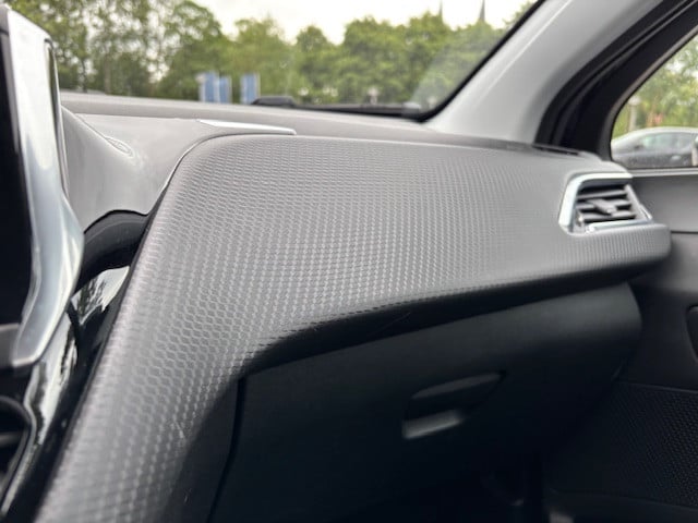 Peugeot 208 blue l. allure 1.2 pt-82pk | navigatie & bluetooth & applecarpl