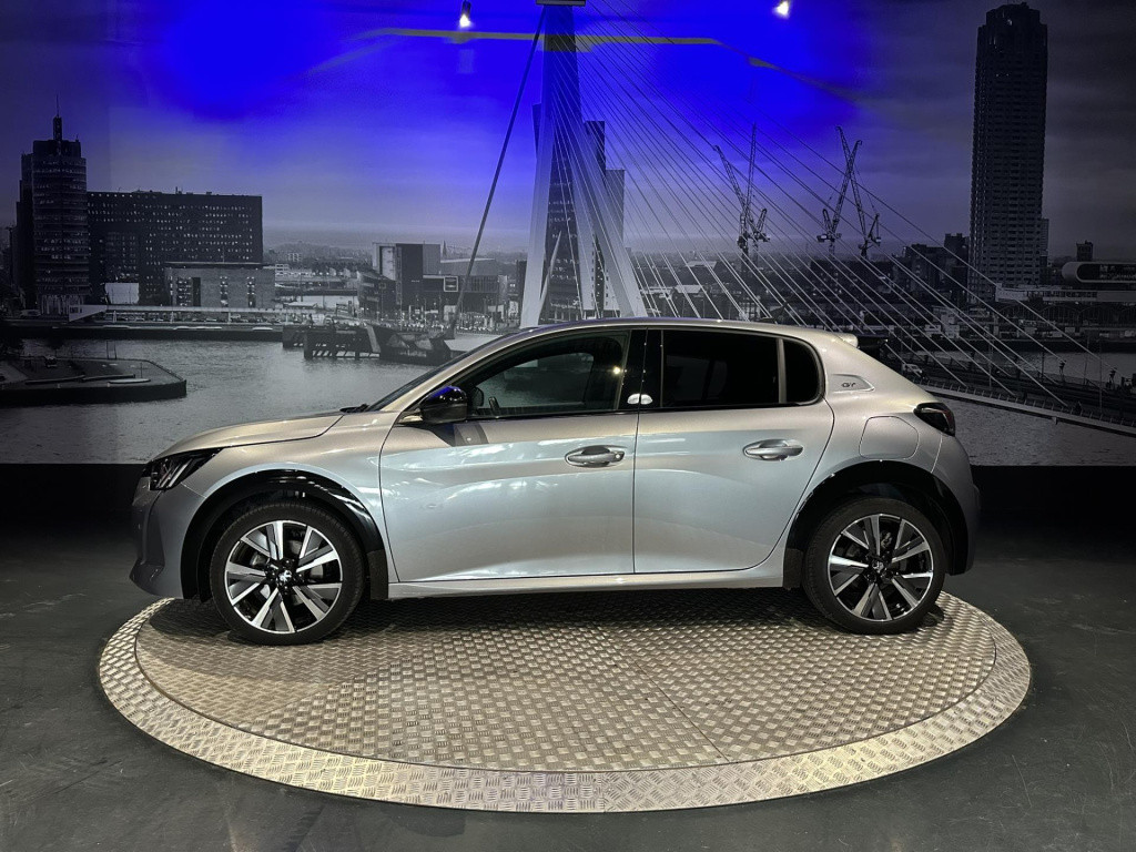Peugeot 208 1.2 puretech gt *pano*camera*carplay*