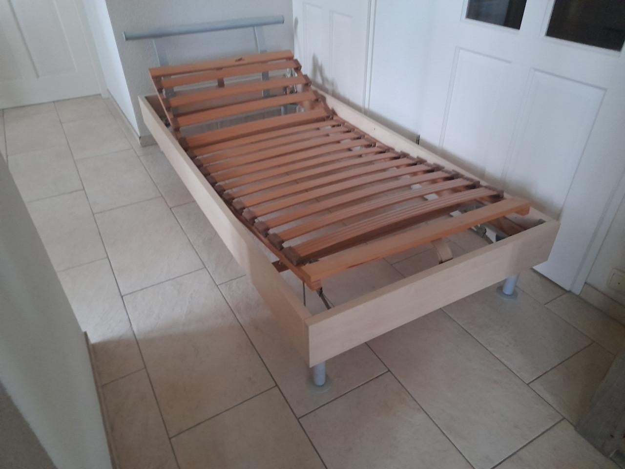 1 Persoons bed 90 x 200  met verstelbare lattenbodem (in goede nette staat
