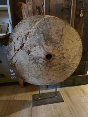SCHITTEREND OUD WIEL OP METALEN VOET VAN €299,- VOOR MAAR €100,- HOOG 80CM