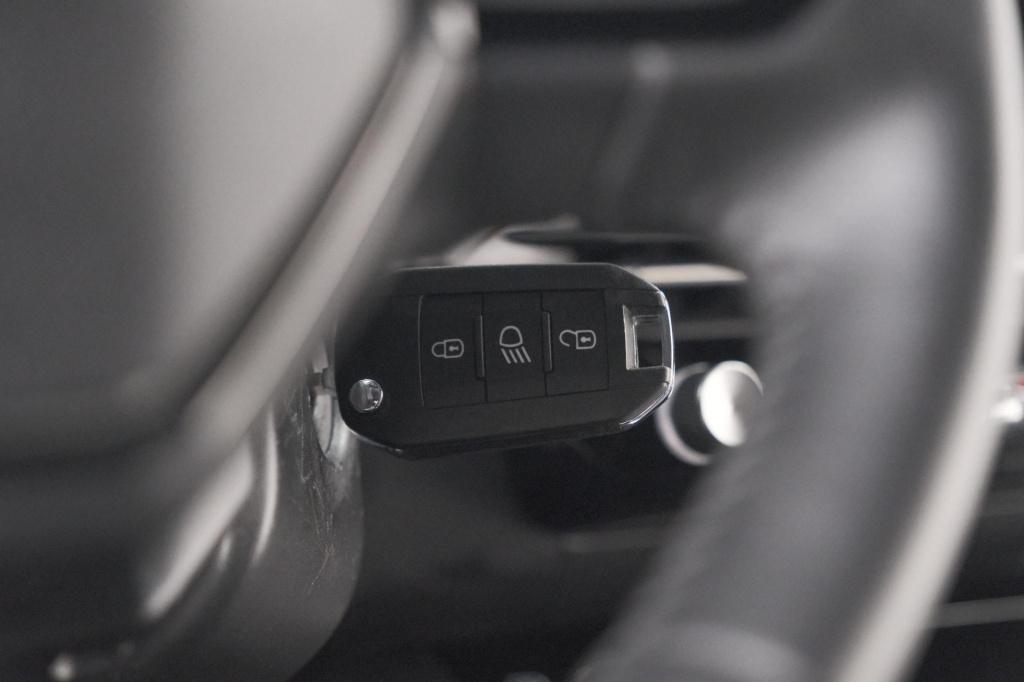 Peugeot 2008 puretech 100 allure | apple carplay | parkeersensoren | climat