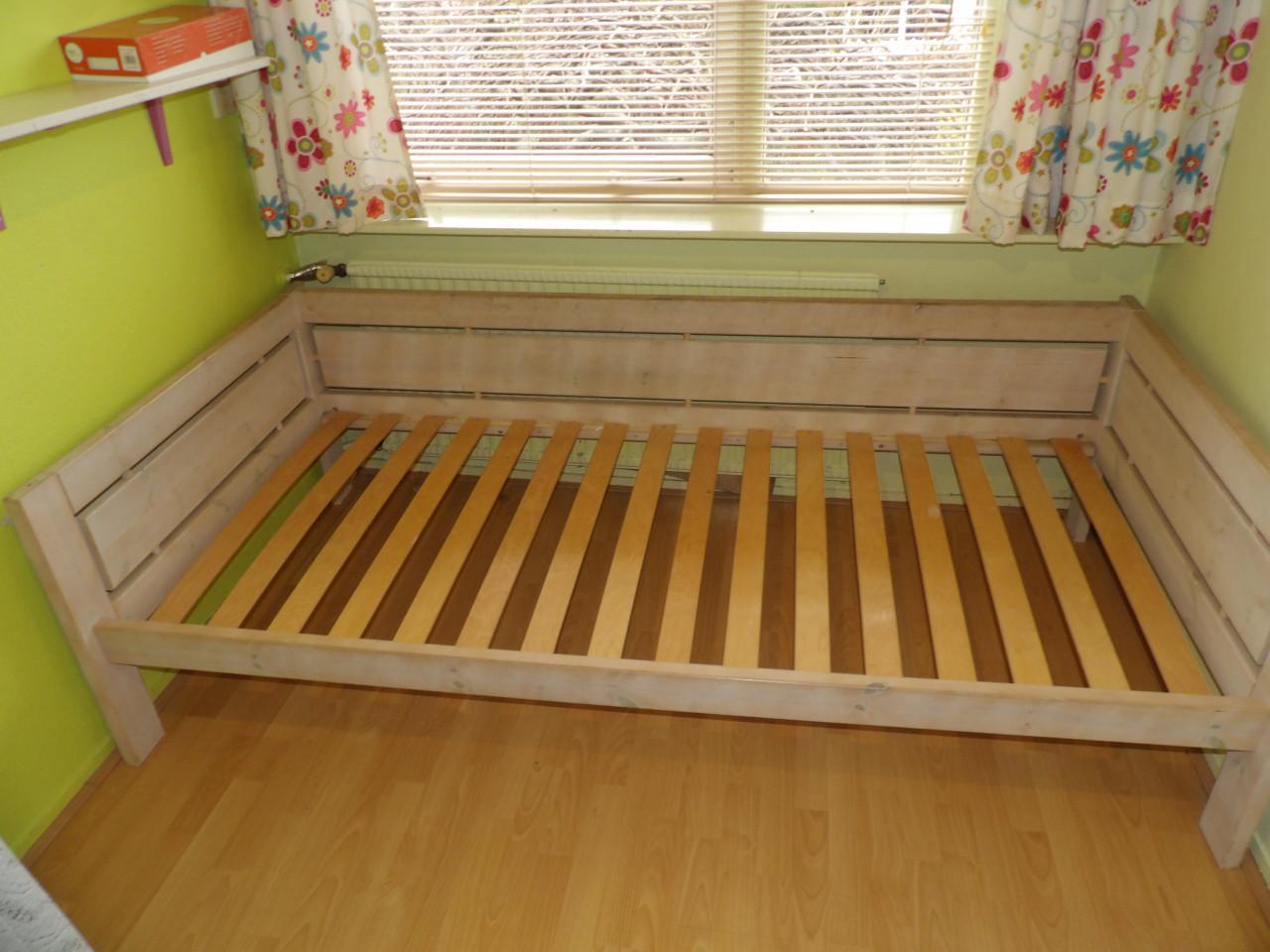 1 persoons bed met lattenbodem en eventueel het matras