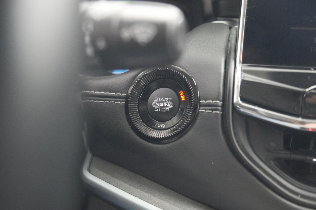 Jeep Compass 4xe 190 plug-in hybrid electric night eagle | camera | apple c