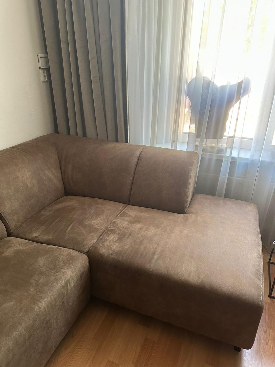 Ruime hoekbank te koop-170 euro.