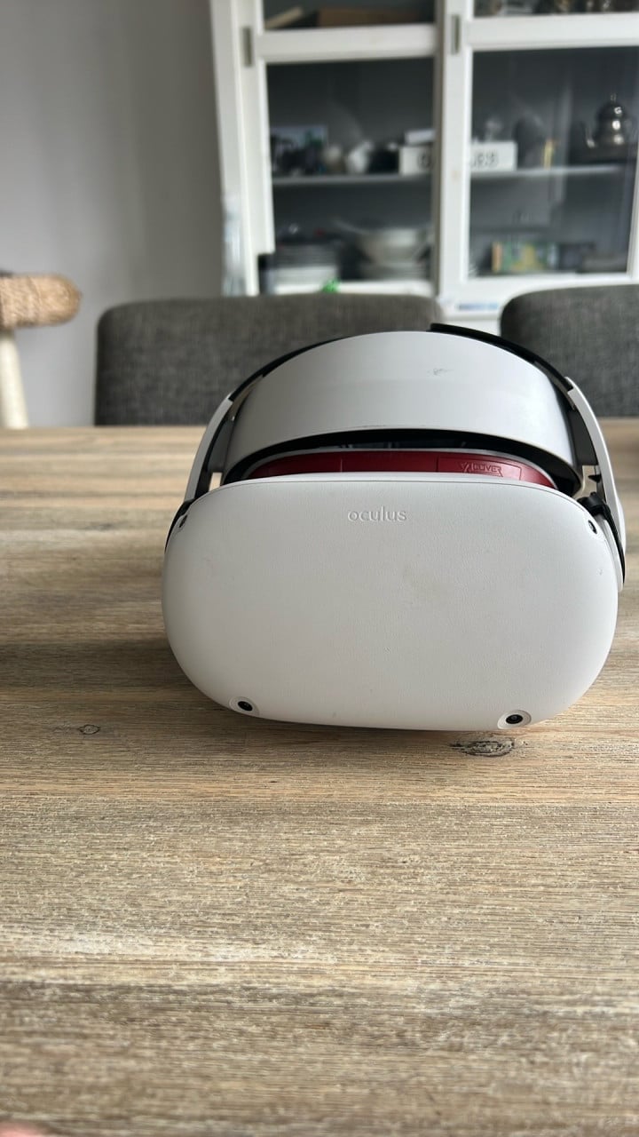 Oculus quest 2 met accesoires en bescherm doos