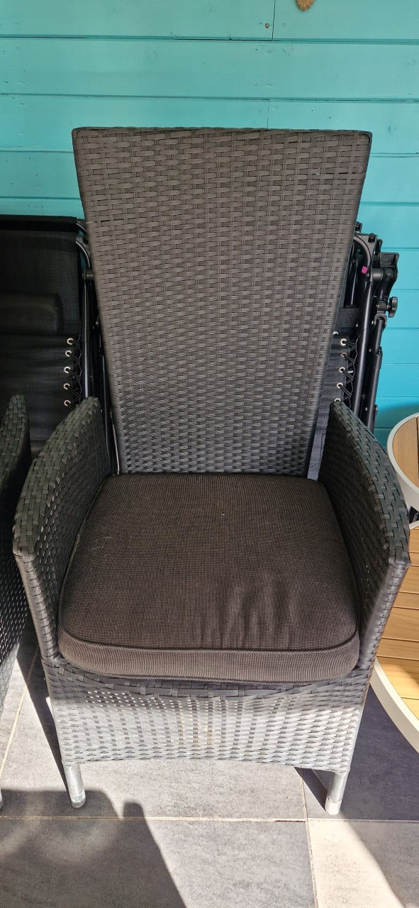 2x wicker standenstoel + 2x voetenbankje en krukje