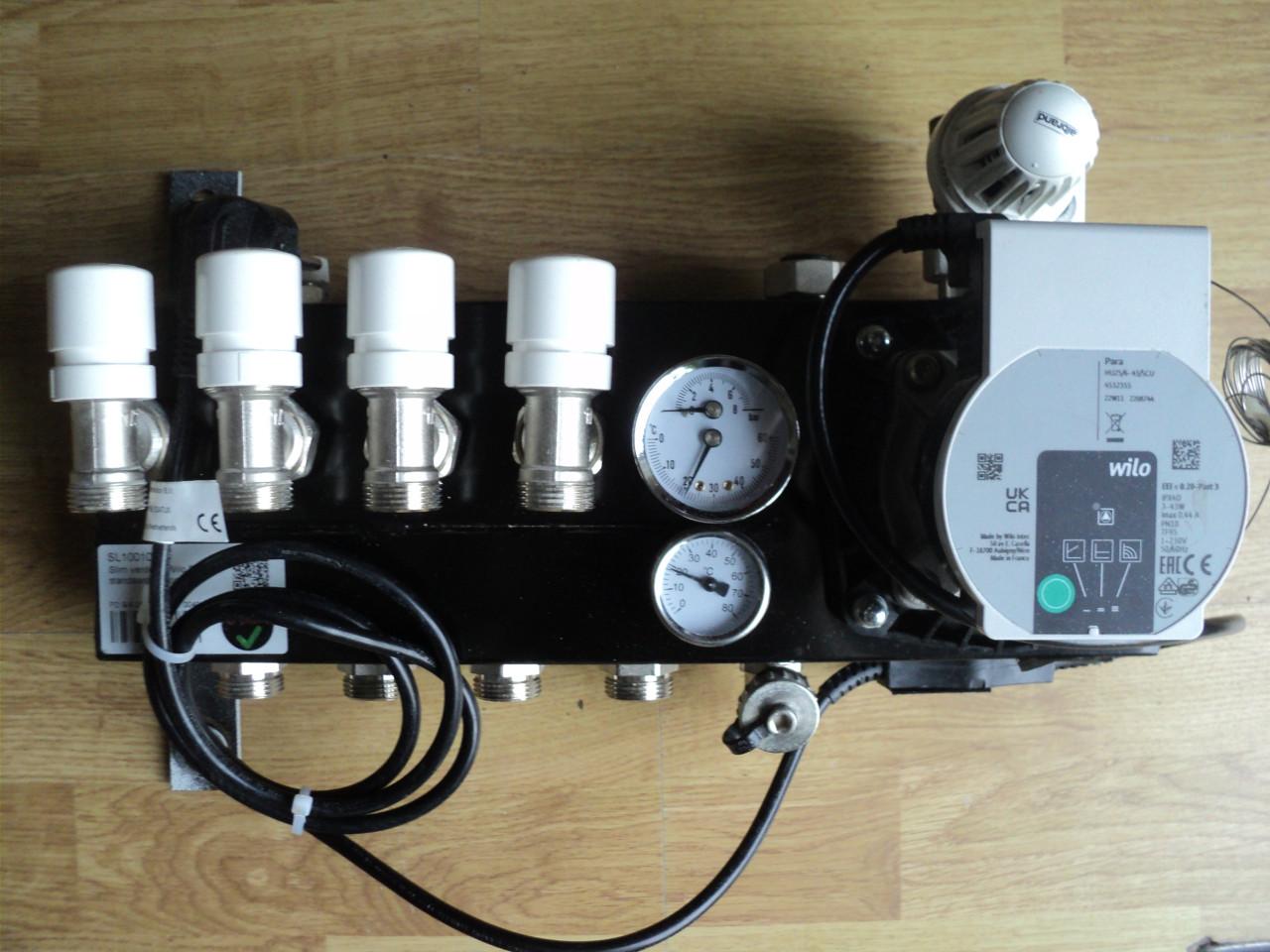 Vrijwel nieuwe 4 groep verdeler vloerverwarming ENERGI ZUINIGE pomp