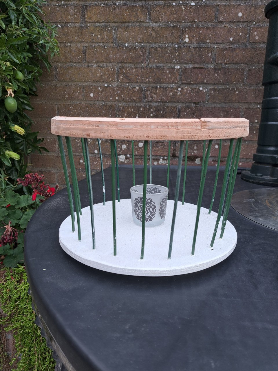 Splinternieuw massief houten voederhuisje
