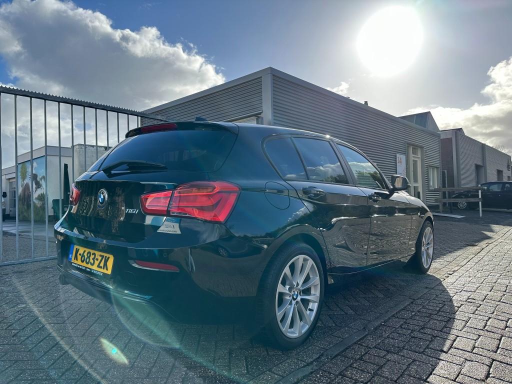 BMW 1 Serie 116i sport shadow edition carplay dab+ pdc voor en achter 17'' 