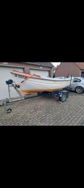 Sloep met trailer en motor