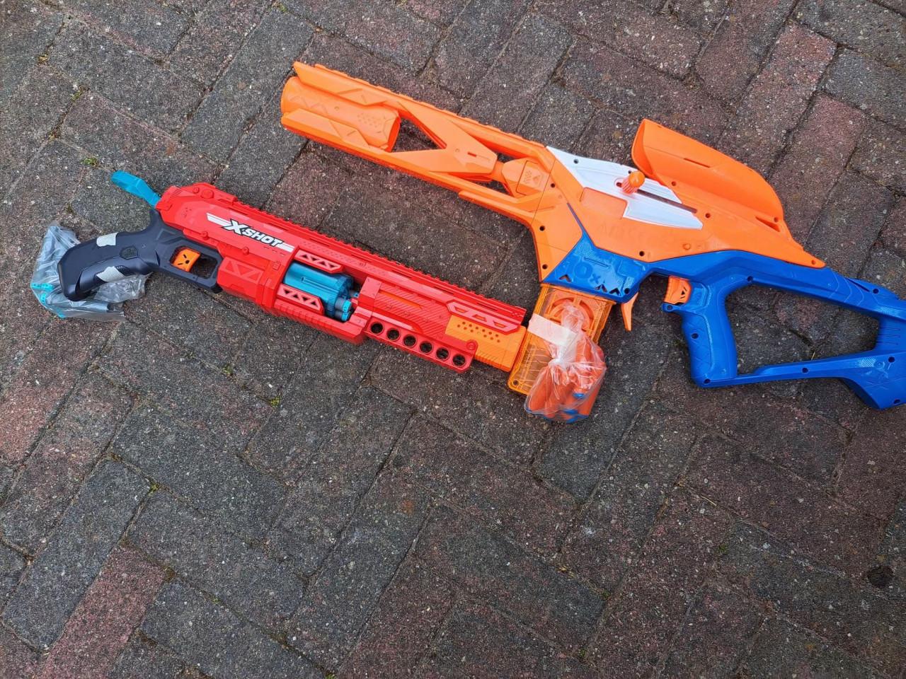 Kinderspeelgoed.  2 nerfpistolen